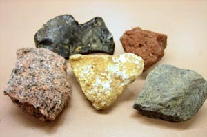 تحقیق در مورد انواع سنگ ها